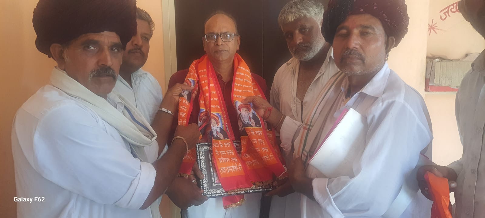  चित्तौड़गढ़ / चिकाराडा़ -  जार जिलाध्यक्ष पहुंचे अनगढ़ बावजी, लिया दर्शन लाभ