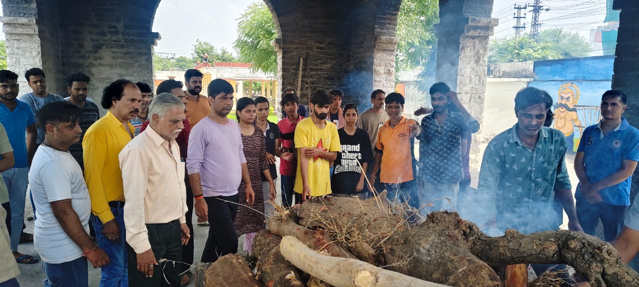  चित्तौड़गढ़ - श्रमिक की मृत्यु पर अर्थी को कंधा देकर बेटियों ने दी मुखाग्नि