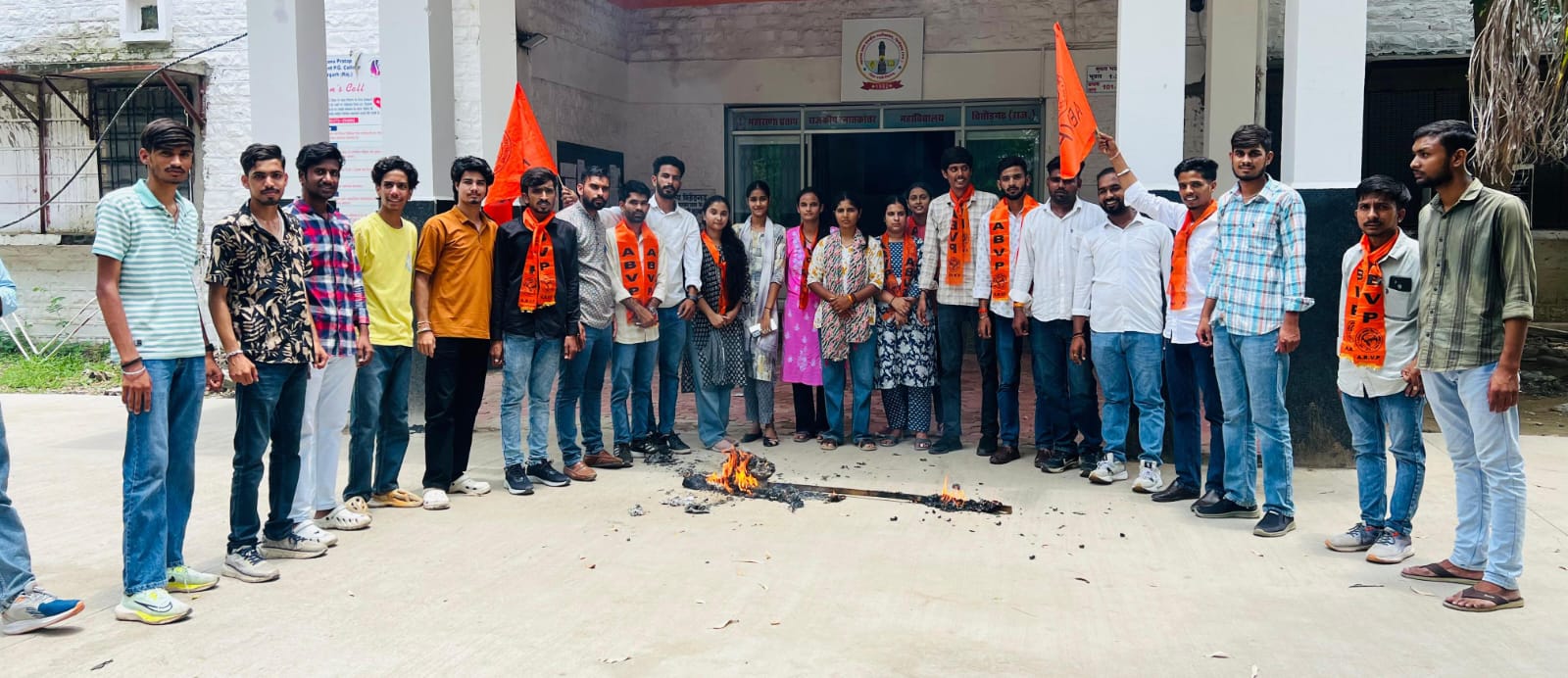  चित्तौड़गढ़ - एबीवीपी ने उड़ीसा एनएसयूआई प्रदेश अध्यक्ष का जलाया पुतला
