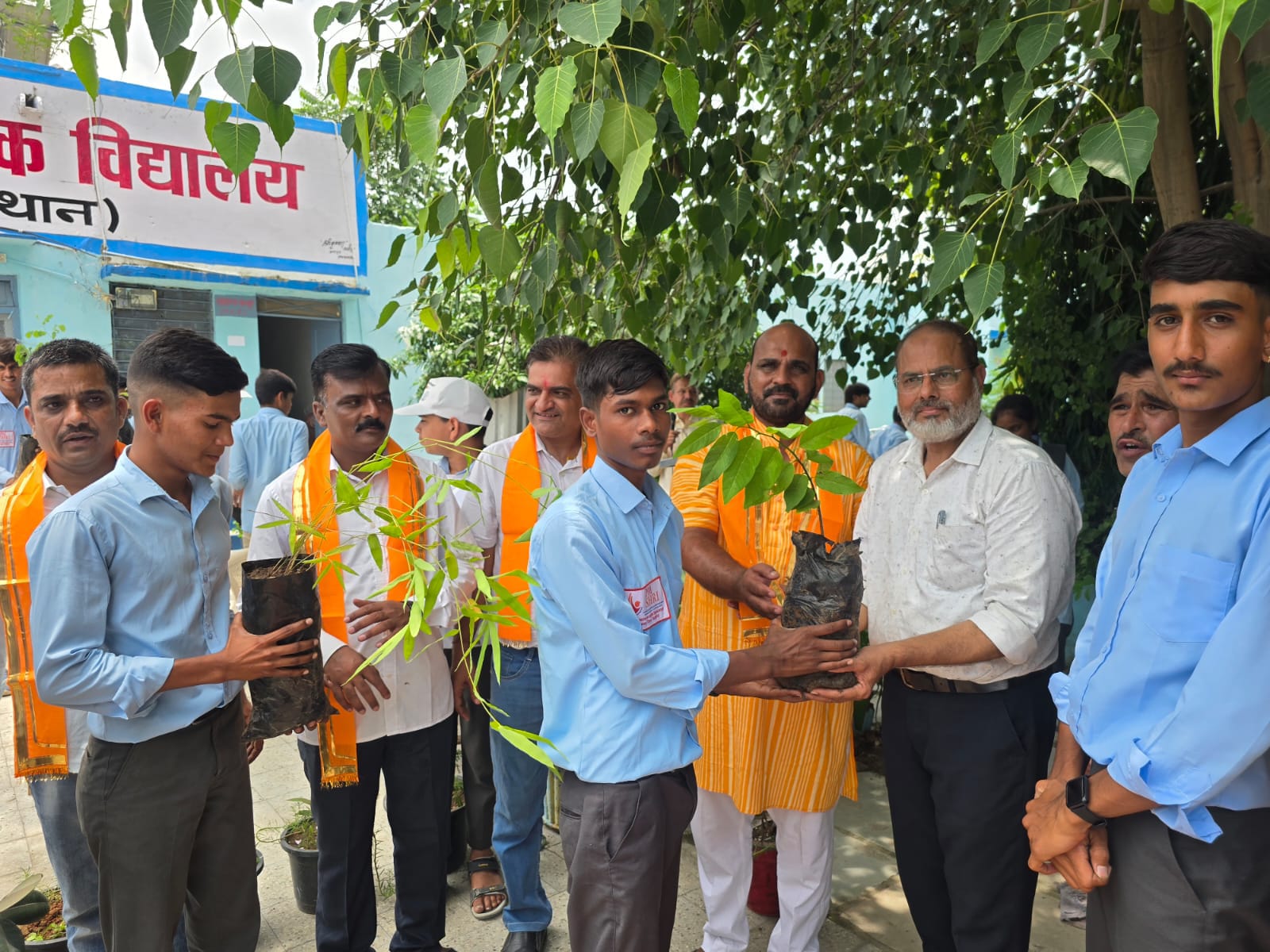 चित्तौड़गढ़ / कपासन - हरियालो राजस्थान कार्यक्रम के तहत छात्र-छात्राओं को पौधों का वितरण