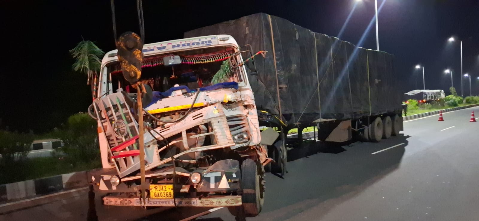 पाली / ट्रेलर डिवाइडर से टकराया, NH-162 पर लगा जाम