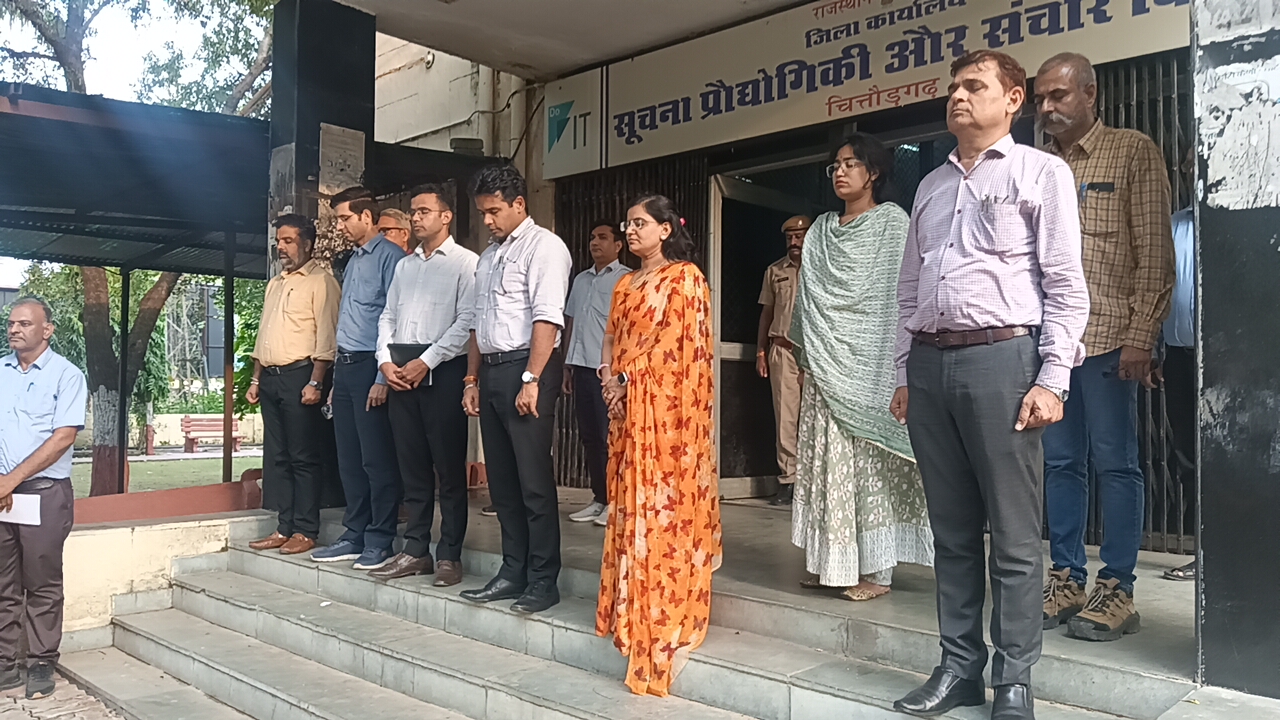 चित्तौड़गढ़ - आयोजना अधिकारी धनाराम मंडार के आकस्मिक निधन पर दो मिनट का मौन रख दी श्रद्धांजलि