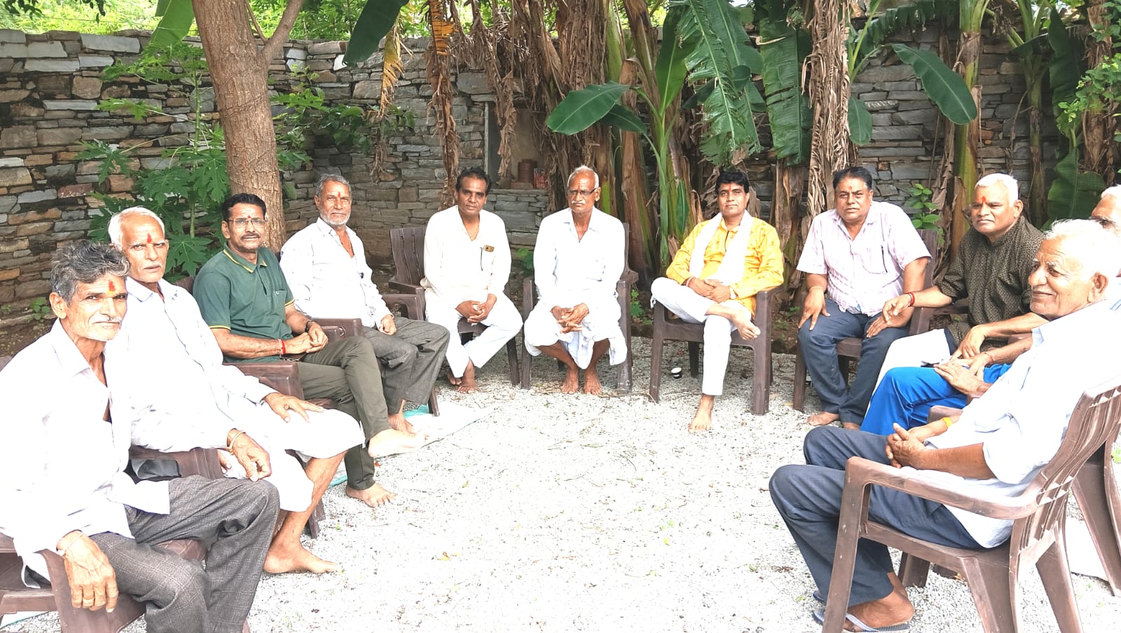  चित्तौड़गढ़ / बिनोता - उदय सिंह जी की भागल में आयोजित हुई प्रभुत्व नागरिकों की बैठक, बढ़ते सामाजिक दूरी पर जताई चिंता
