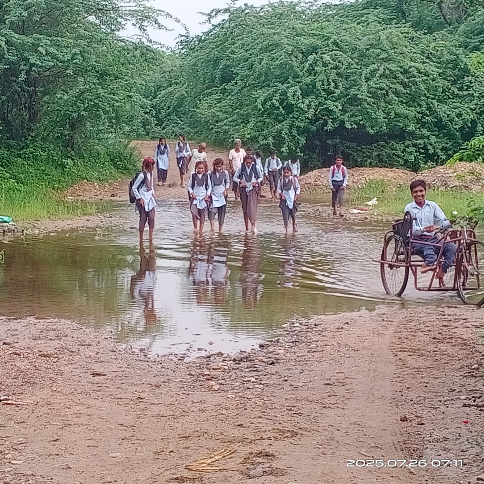 पाली / जान जोखिम में डालकर नदी पार करते हैं स्कूली बच्चे, प्रशासन बेपरवाह  