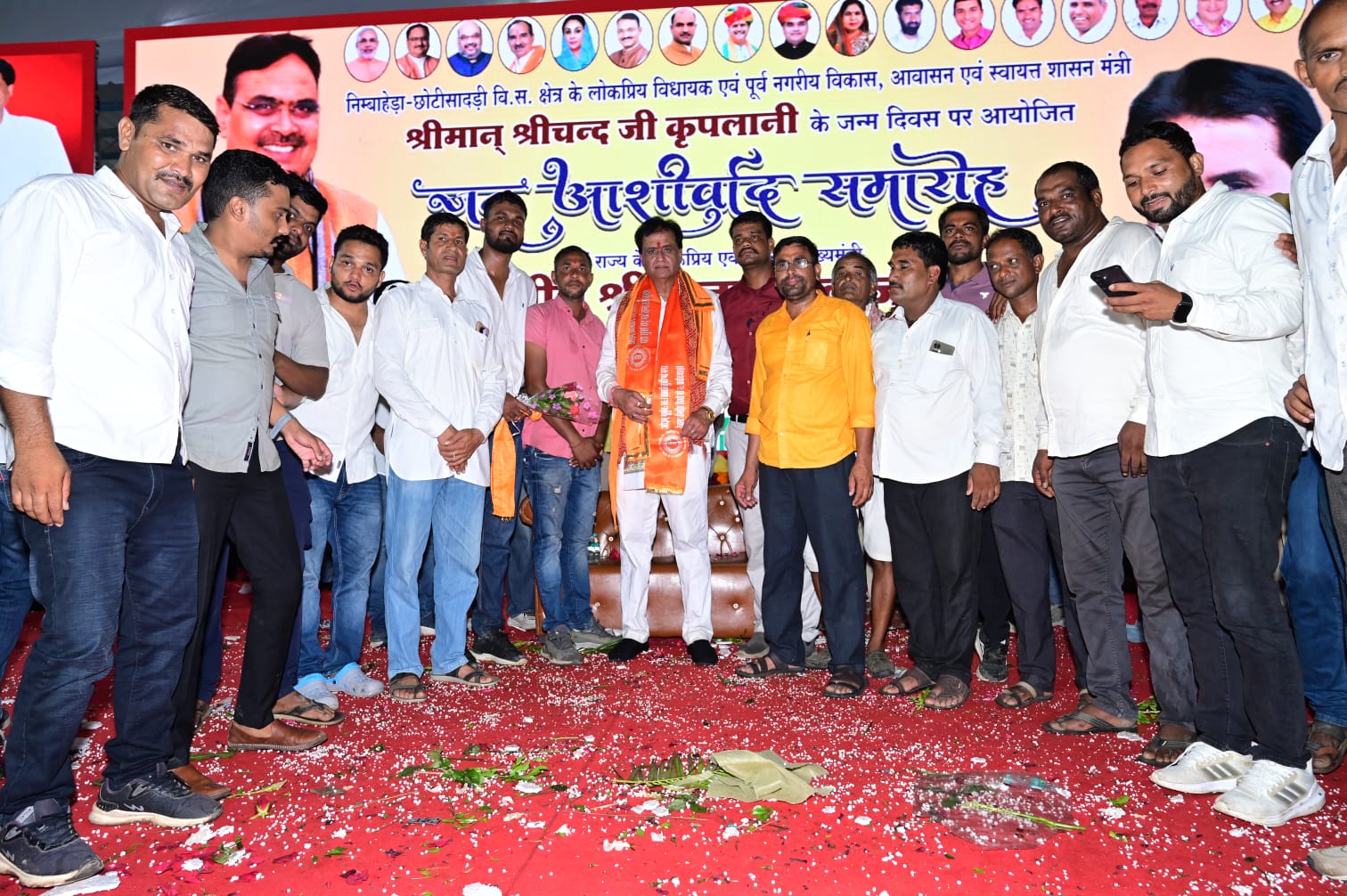  चित्तौड़गढ़ / कनेरा - विकास कार्यों और जन्मदिन की खुशी पर विधायक चंद कृपलानी को गोंद पाक से तोला 