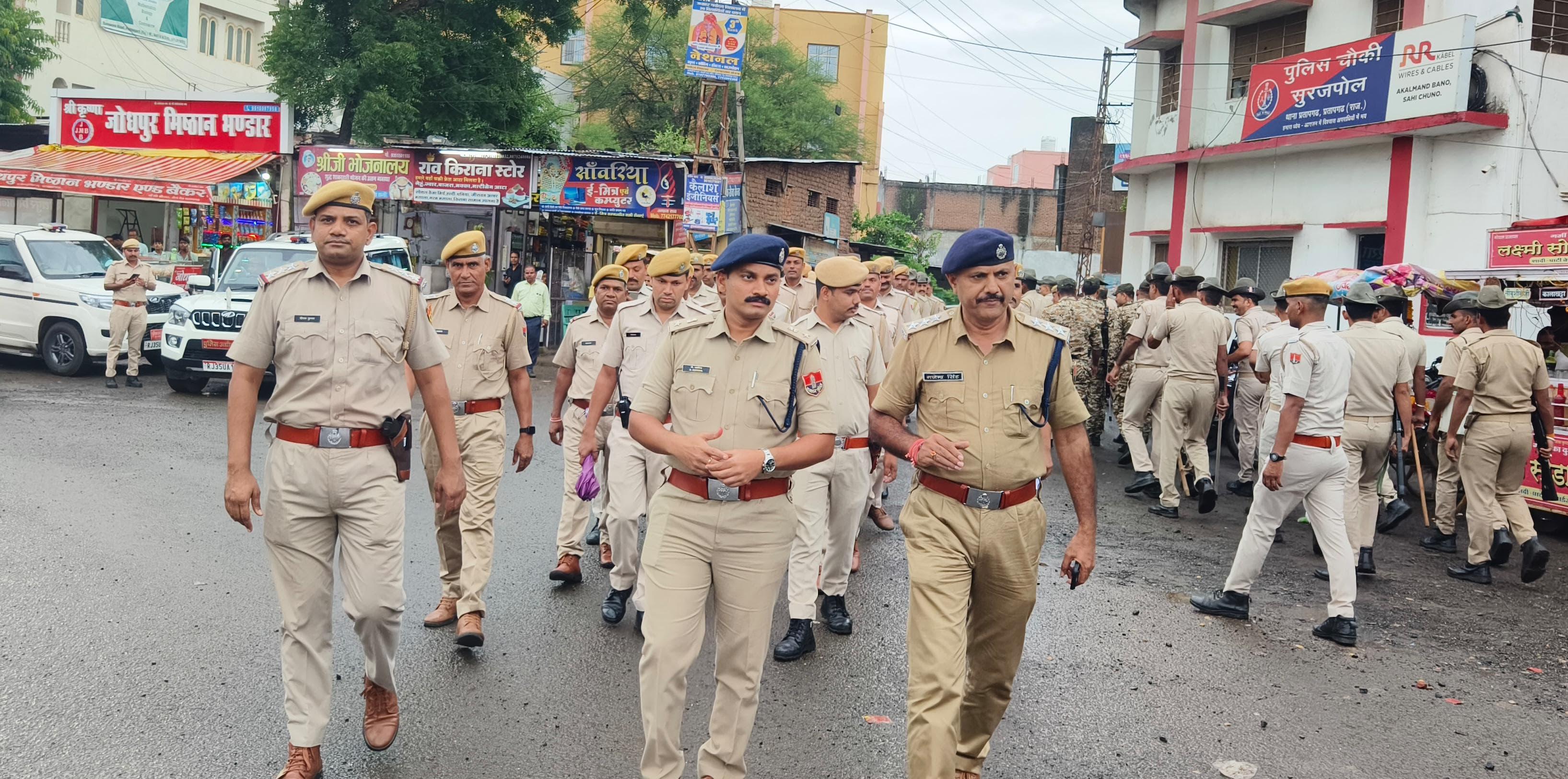 प्रतापगढ़ - प्रत्येक त्यौहार पर रहेगी सख्त निगरानी, पुलिस अधीक्षक ने किया पैदल मार्च, सुनी आमजन की समस्याएं