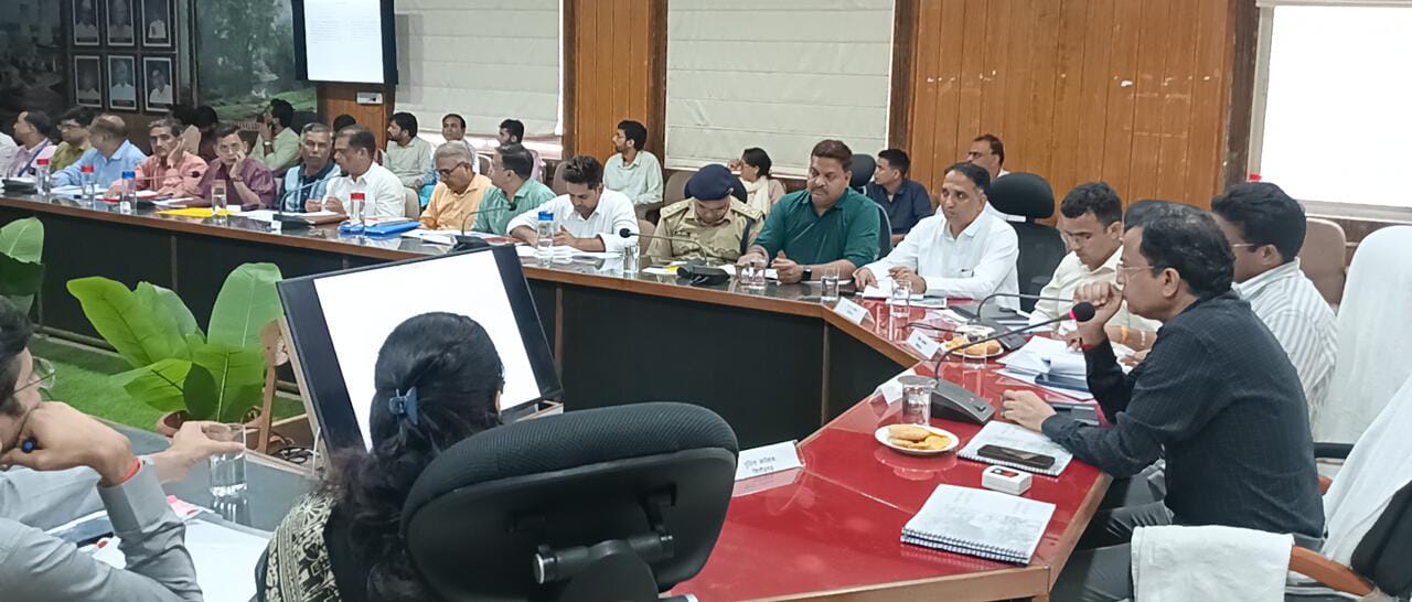 चित्तौड़गढ़ - प्रभारी सचिव ने की  योजनाओं एवं बजट घोषणाओं की समीक्षा