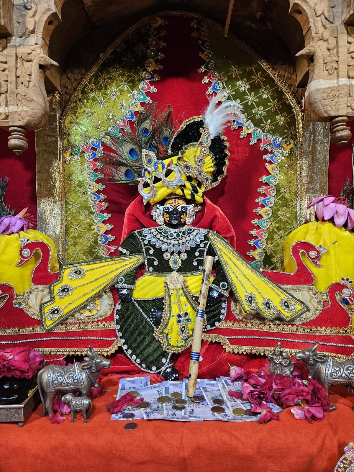 चित्तौड़गढ़ - हरियाली तीज पर एक श्रृंगार से एक स्वरूप में सांवलिया सेठ, पहली बार एक जैसी पोशाक में तीनों प्रतिमाएं