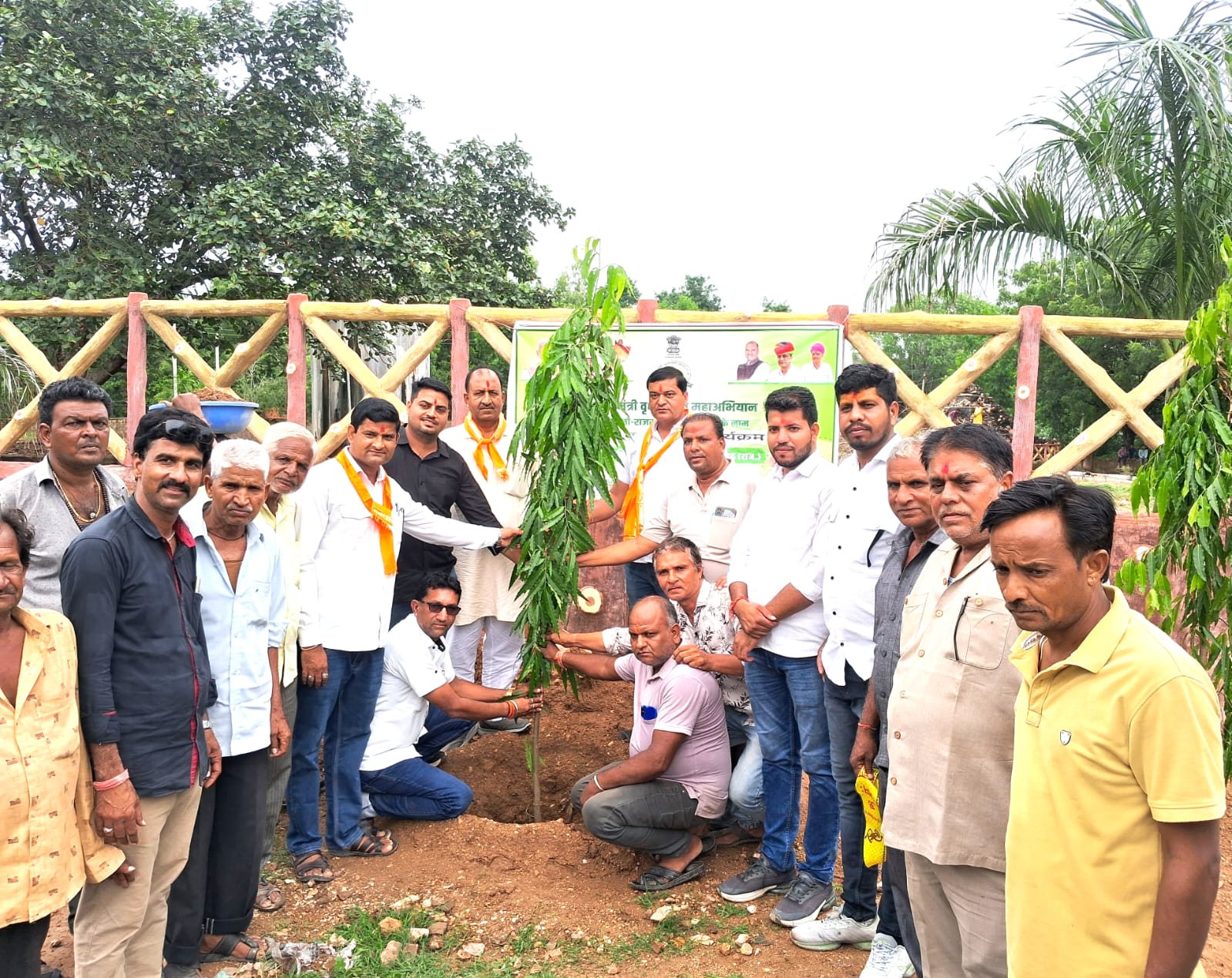   चित्तौड़गढ़ / बिनोता -  गंगेश्वर महादेव मंदिर पर जलाभिषेक व पौधारोपण कार्यक्रम संपन्न