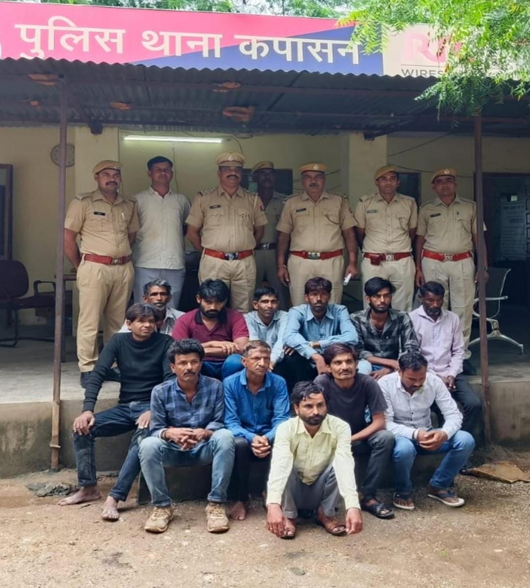  चित्तौड़गढ़ - जिले भर में दबिश देकर 178 आरोपी किये गिरफ्तार, पुलिस की 78 टीमों के 368 पुलिस कर्मियों ने एसपी के निर्देश पर की कार्यवाही