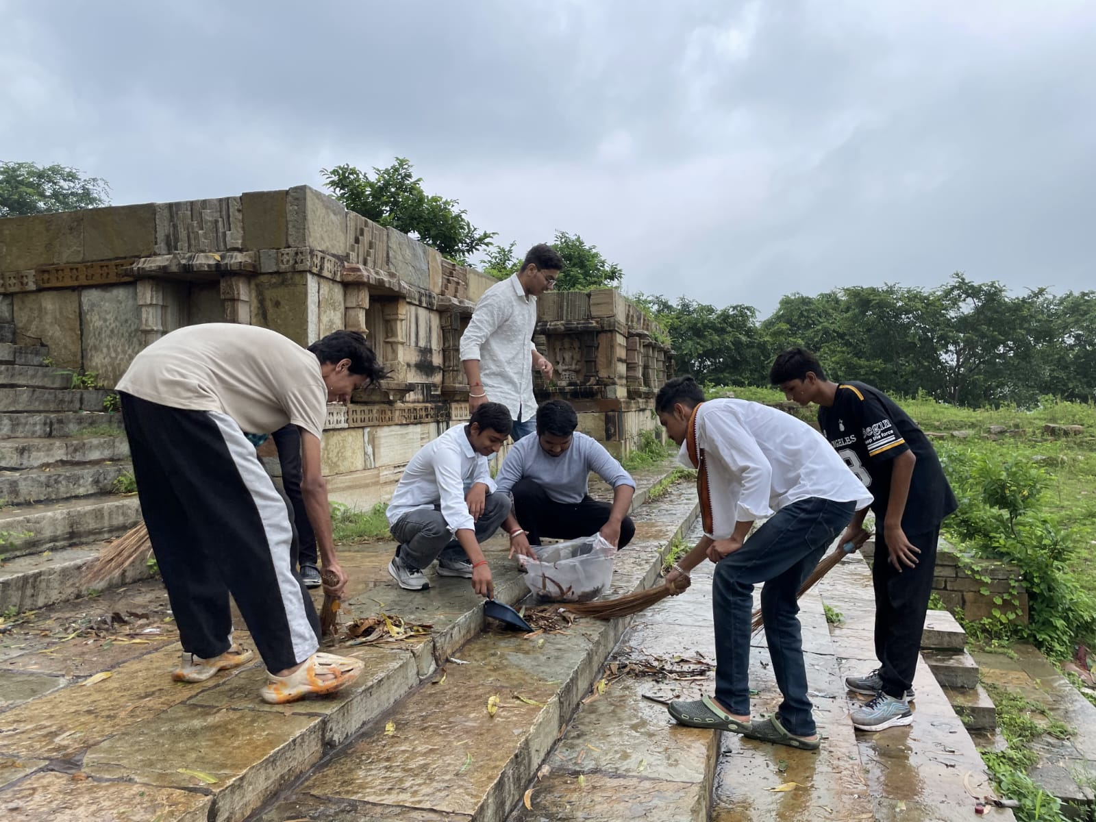  चित्तौड़गढ़  - चित्तौड़गढ़  दुर्ग स्थित कुंड पर की सफाई