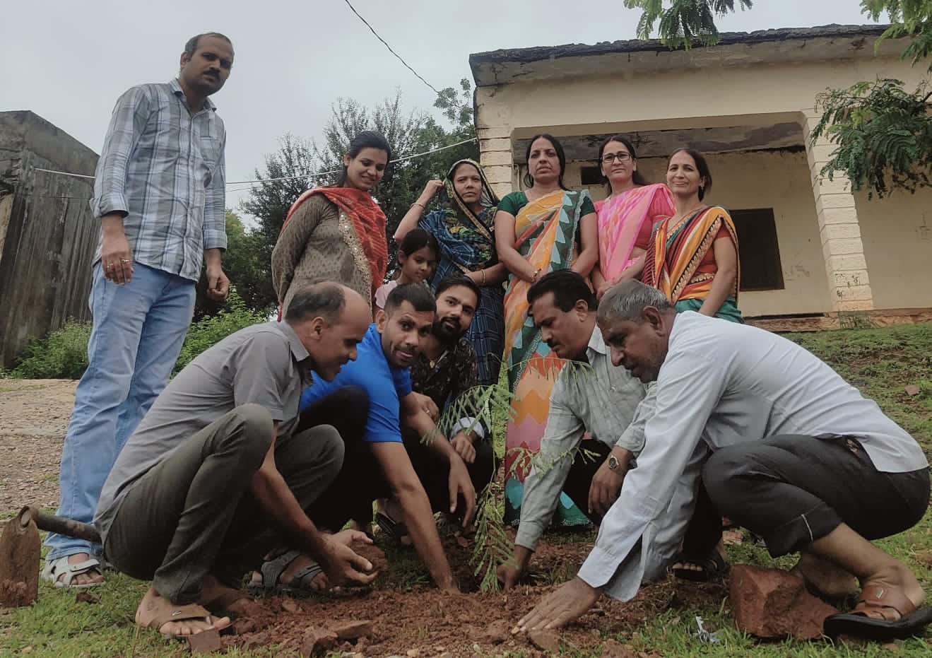  चित्तौड़गढ़ / कन्नौज - हरियाली तीज पर किया पौधारोपण 