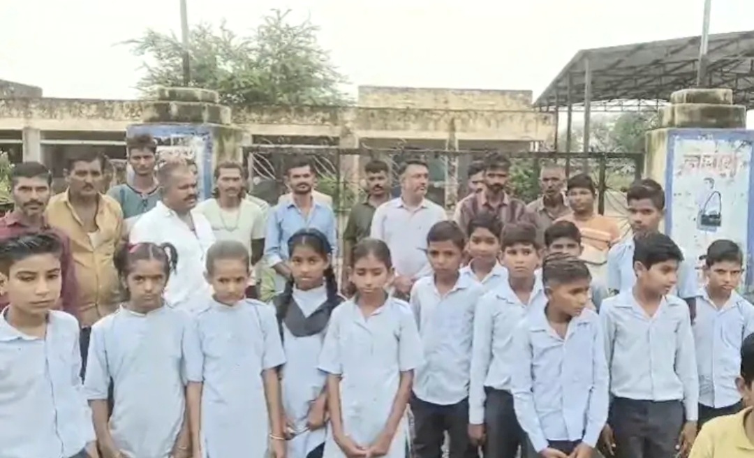 पाली / जर्जर स्कूल भवन पर ग्रामीणों का गुस्सा, मुख्य गेट पर जड़ा ताला