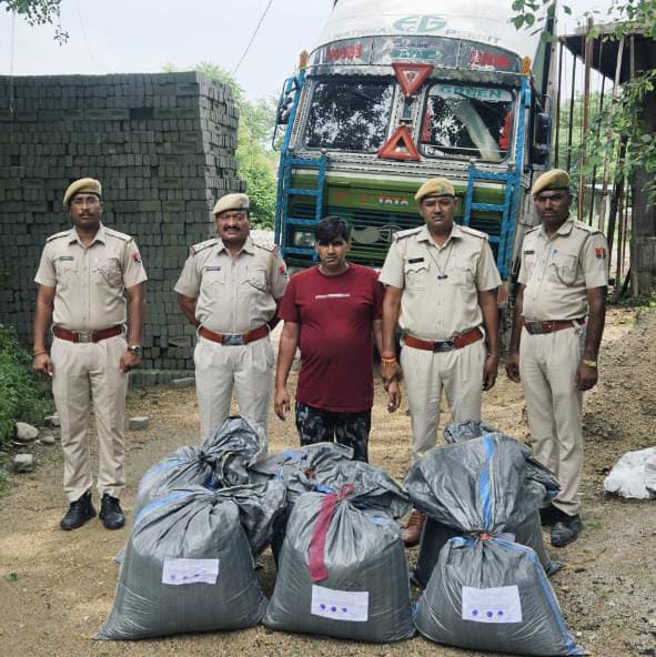  चित्तौड़गढ़ - कपड़े की गांठे व दवाईयों के कार्टून की आड़ में तस्करी, कंटेनर से 144 किलो डोडा-चुरा जब्त, यूपी का एक आरोपी गिरफ्तार