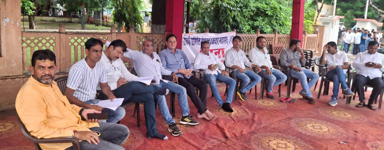 चित्तौड़गढ़ / निंबाहेड़ा - ठेकेदार एसोसिएशन चित्तौड़गढ़ द्वारा कलेक्टर कार्यालय के बाहर धरना प्रदर्शन जारी
