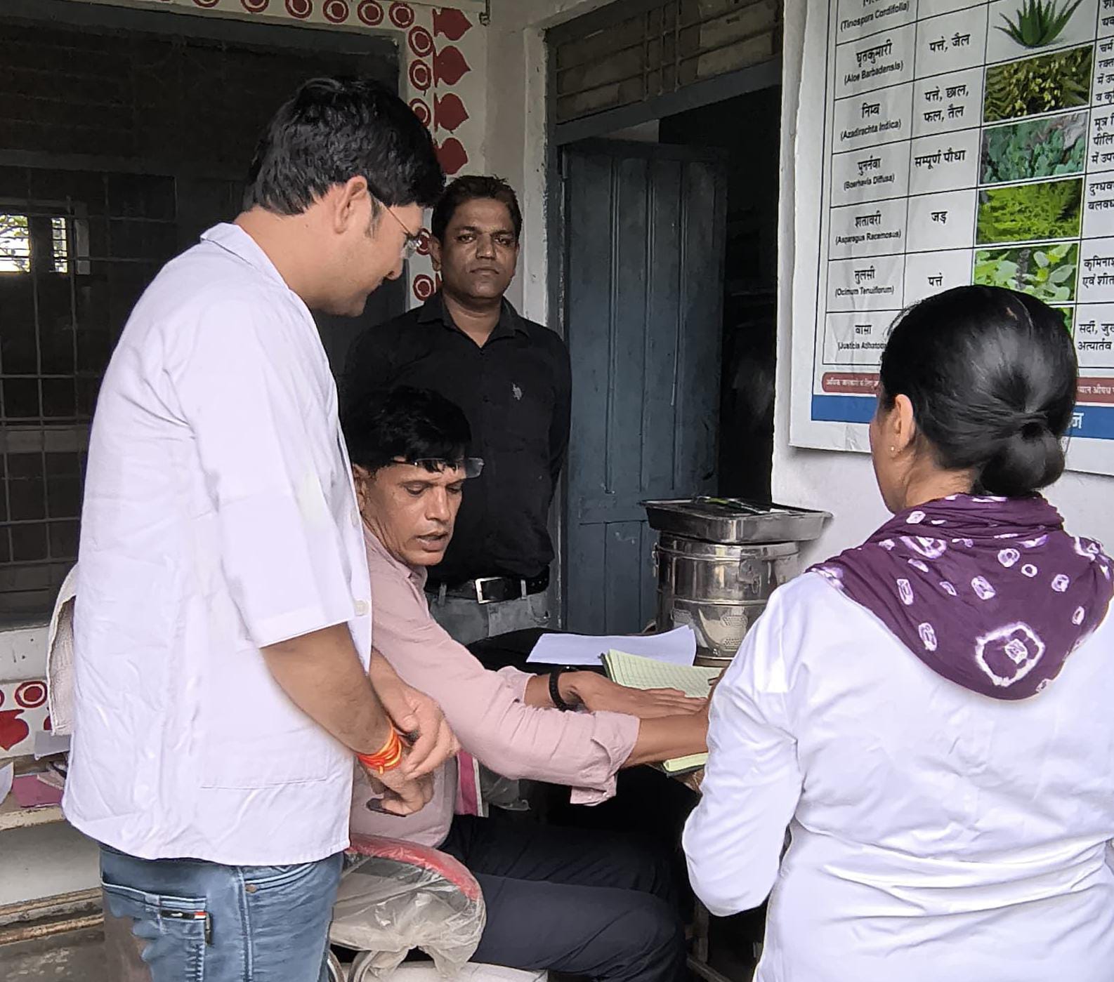 प्रतापगढ़ / छोटीसादड़ी - जयपुर से आए उपनिदेशक ने किया करजू में आयुष्मान आरोग्य मंदिर का निरीक्षण, लिया व्यवस्थाओं का जायजा