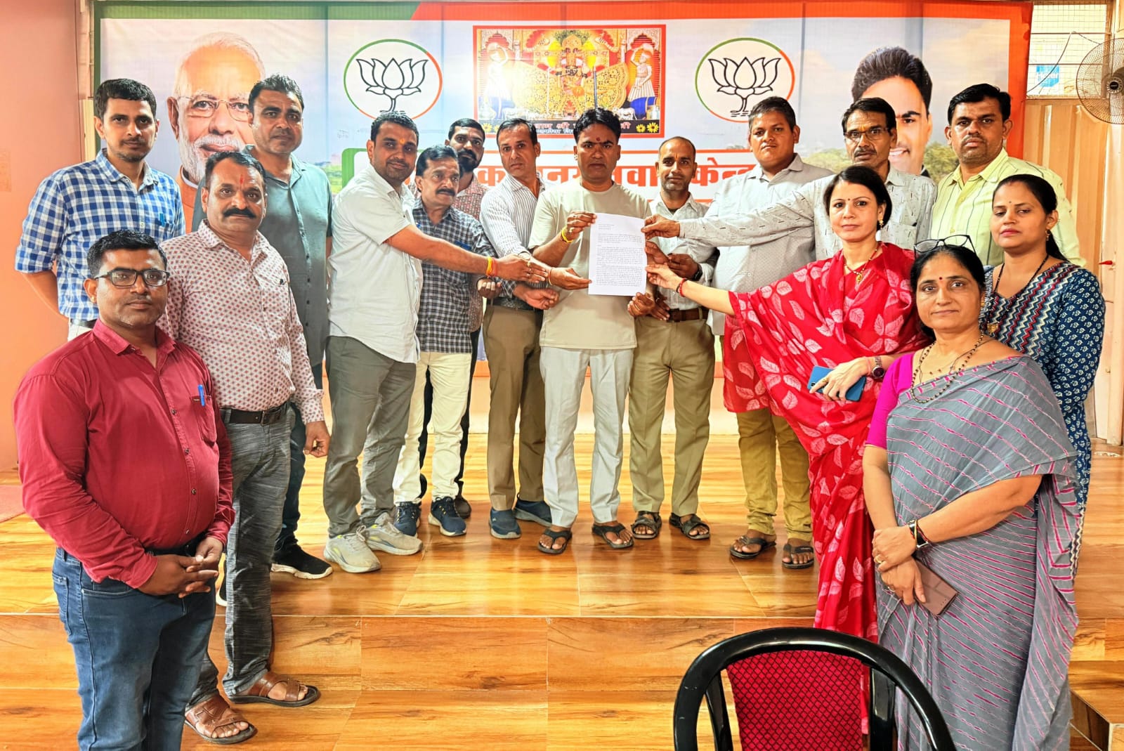 चित्तौड़गढ़ - मंत्रालयिक कर्मचारियो ने विभिन्न मांगो को लेकर विधायक आक्या को सौंपा ज्ञापन