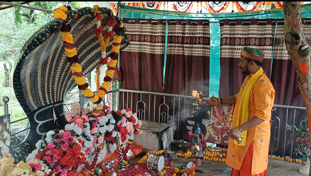  चित्तौड़गढ़ - श्री कालाजी बावजी मंदिर में नागपंचमी पर्व पर अभिषेक कर किया अनुष्ठान, बड़ी संख्या में उमडे श्रद्धालु
