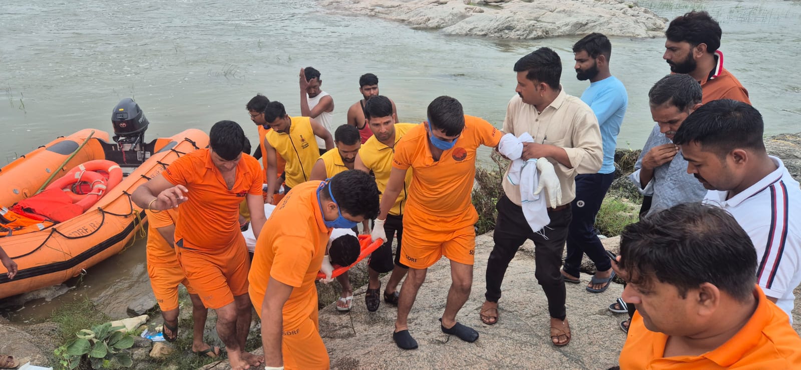 चित्तौड़गढ़ - बेड़च नदी पुलिया से बाइक सहित बहे दोनों युवकों के दो किमी दूर मिले शव, दूसरे की नहीं हो पाई शिनाख्त 