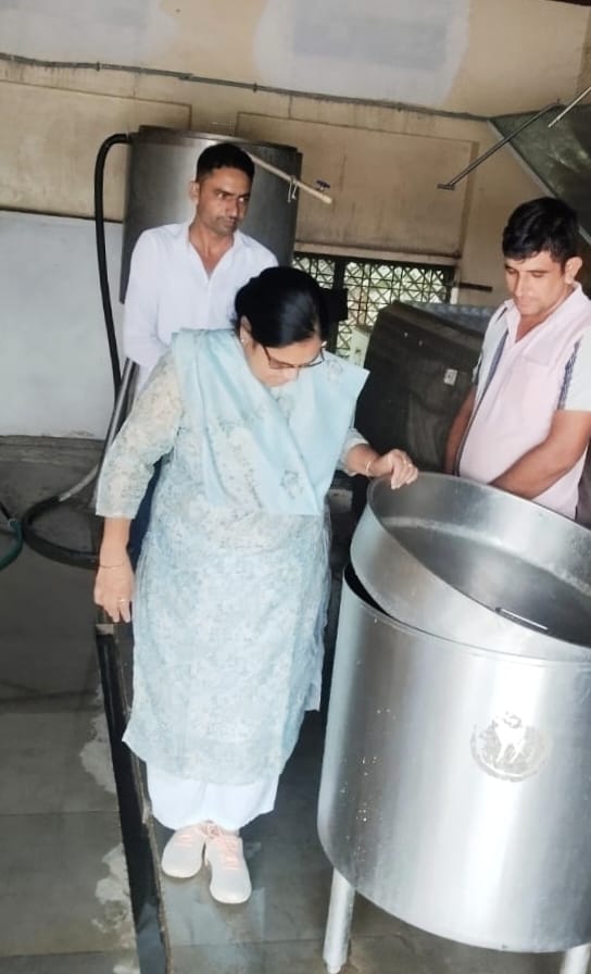 चित्तौड़गढ़ - डेयरी एमडी ने किया बीएमसी का औचक निरीक्षण, व्यवस्थाओं में सुधार के दिए निर्देश।