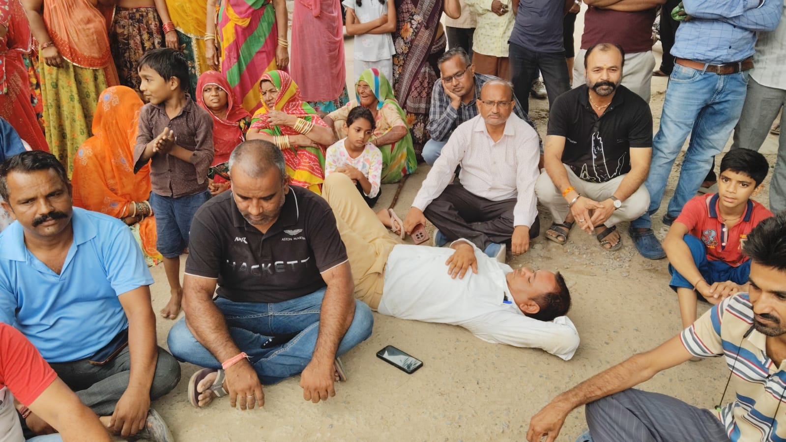 पाली / स्कूल के पास मोबाइल टावर का विरोध, पूर्व पार्षद सड़क पर लेटे