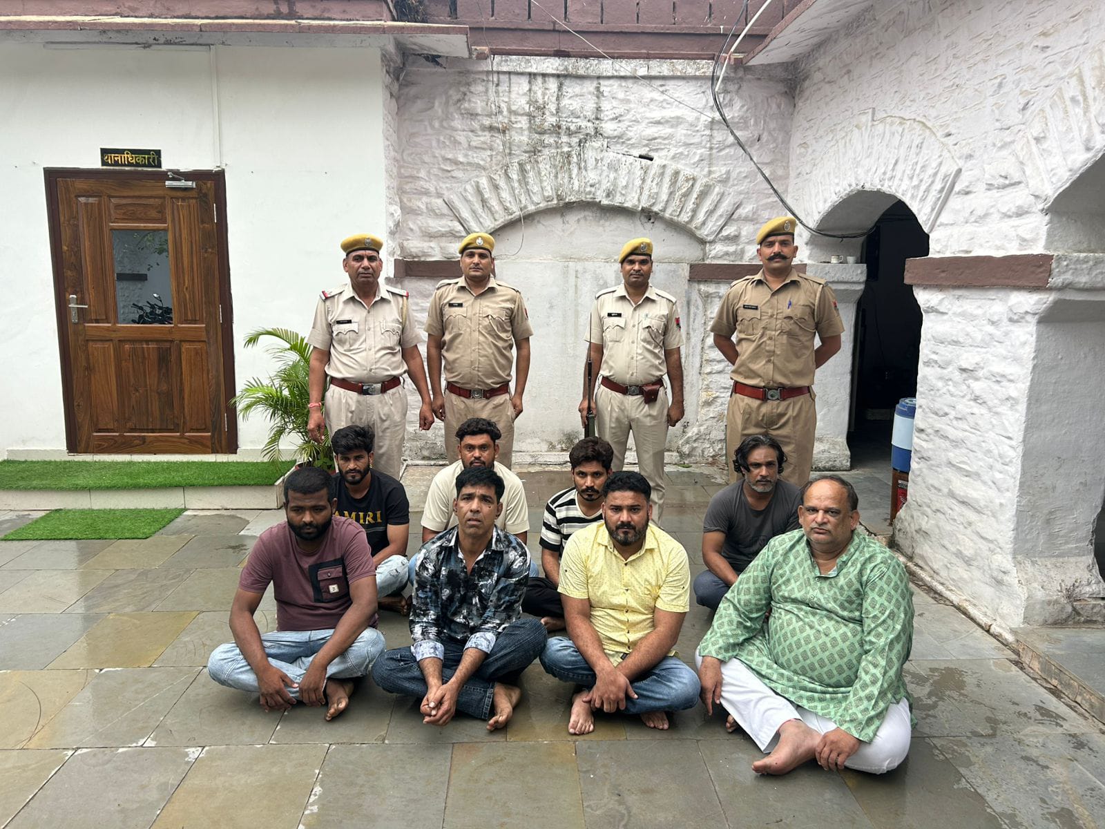 चित्तौड़गढ़ / निंबाहेड़ा  -  ताश पत्तों पर रूपयों का दांव लगाकर जुआं खेलते 08 आरोपी गिरफ्तार