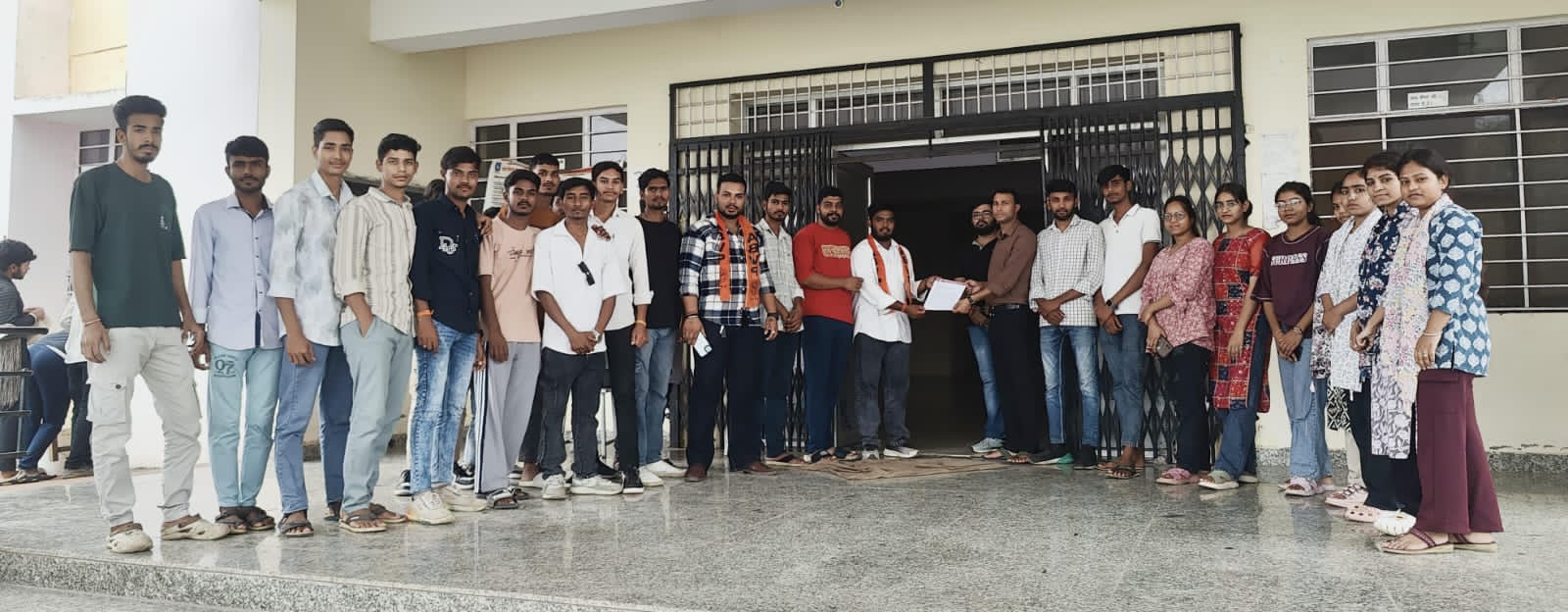  चित्तौड़गढ़ / बेंगु  - सीट बढ़ाने की माँग को लेकर विद्यार्थी परिषद ने दिया प्राचार्य को ज्ञापन