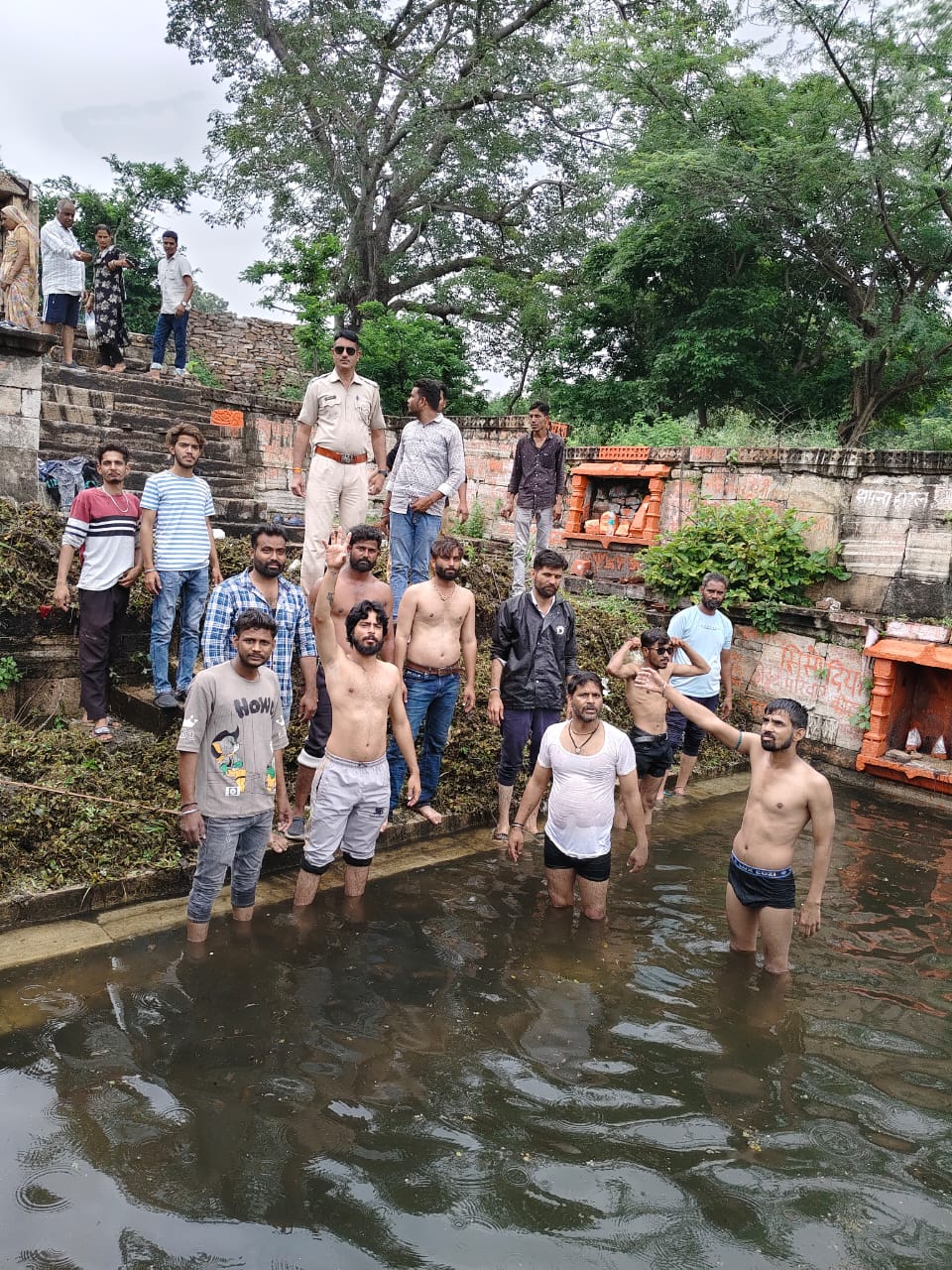 चित्तौड़गढ़ - दुर्गवासियों ने की बावड़ी की सफाई