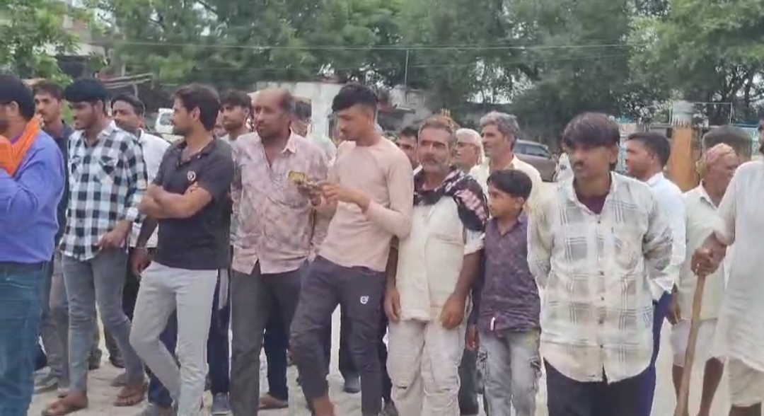 चित्तौड़गढ़ / डूंगला - पूर्ण अतिक्रमण नही हटने पर कार्यवाही की मांग को लेकर दिया ज्ञापन
