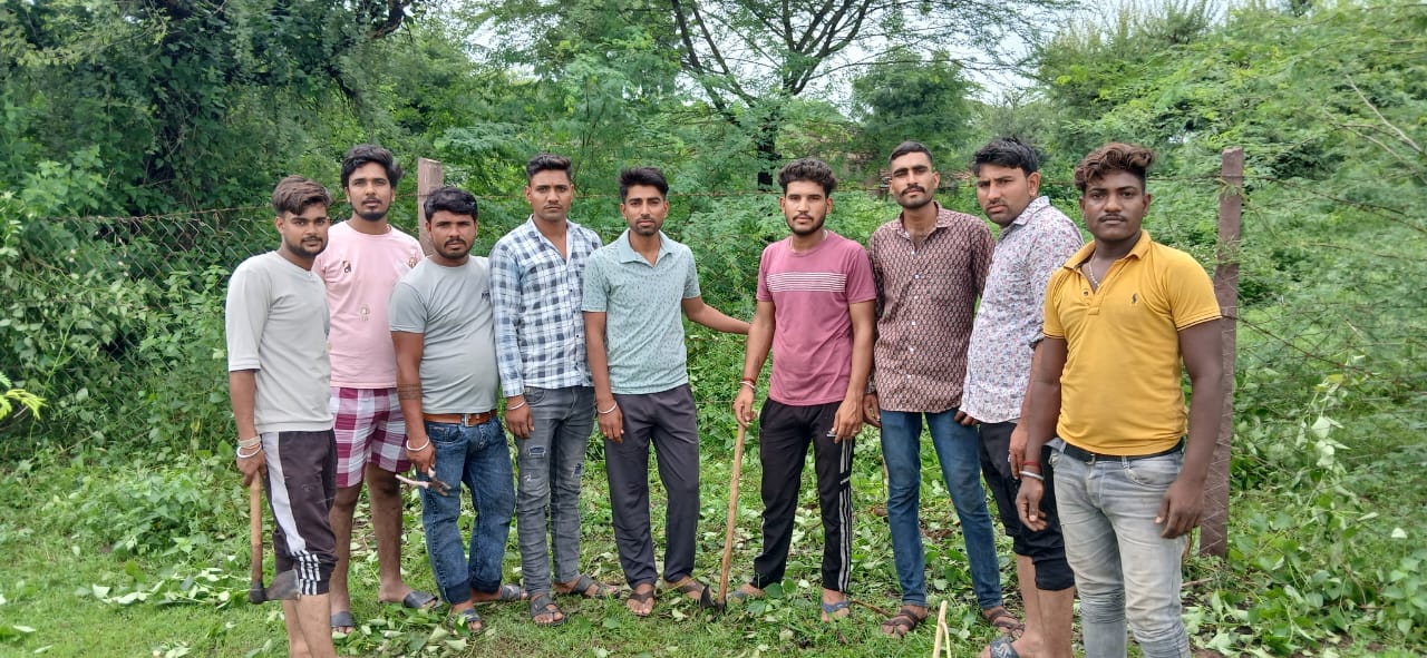  चित्तौड़गढ़ - भटवाड़ा कलां ग्रामवासियों ने नई गौशाला में गोवंश को किया स्थानान्तरित