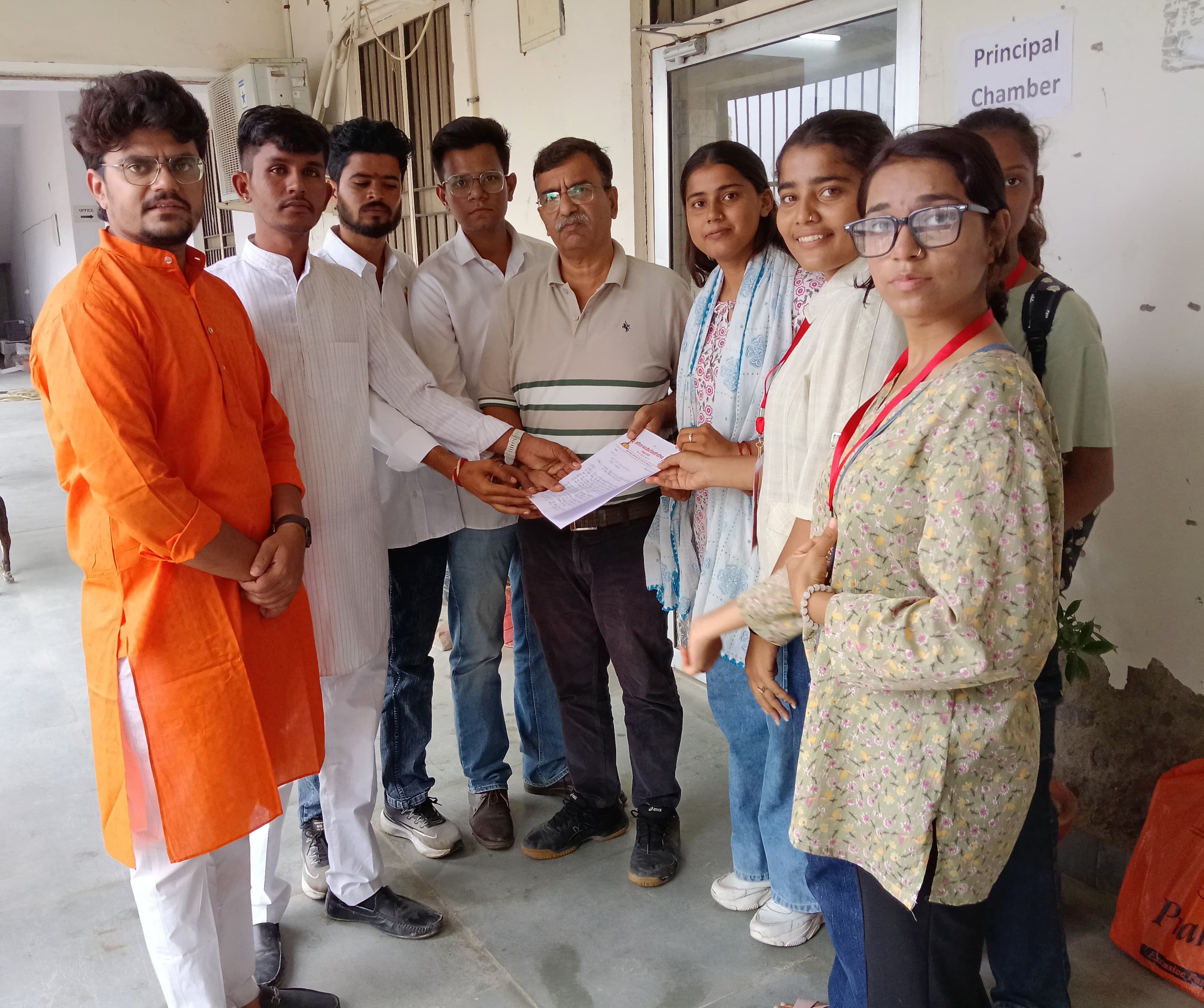पाली / विधि महाविद्यालय में सड़क व मुख्य द्वार निर्माण की मांग