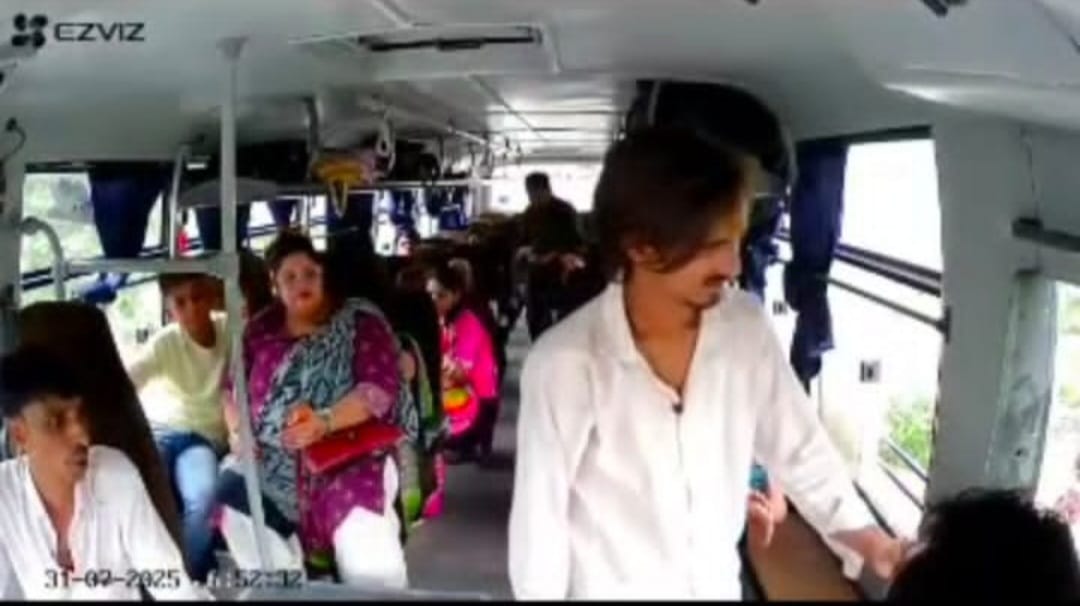  चित्तौड़गढ़ / चिकारड़ा - बस में चाकू बाजी की घटना से ग्रामीणों में दशहत का माहौल, आरोपियों की तलाश जारी 