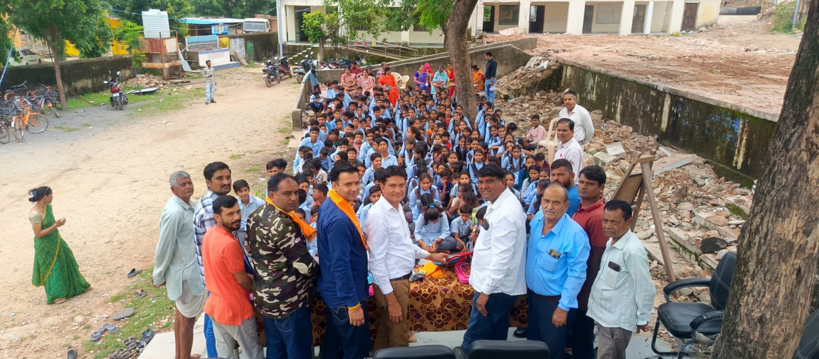  चित्तौड़गढ़ - चिकसी विद्यालय में सभी छात्रों को बांटी शिक्षण सामग्री