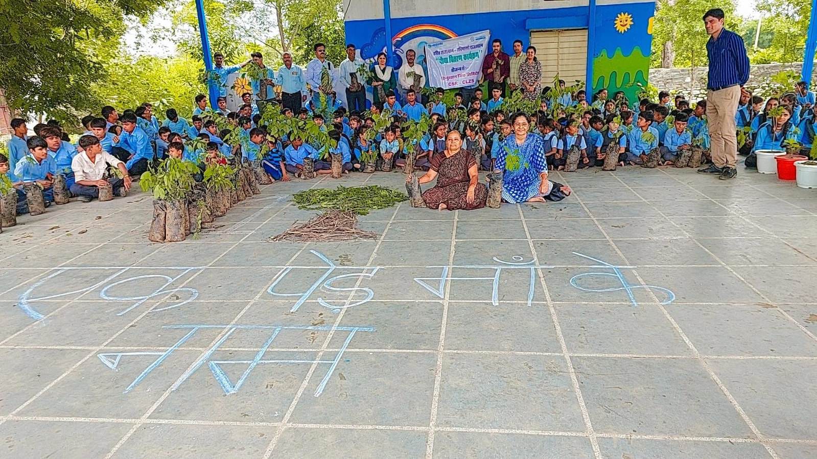  चित्तौड़गढ़ - एक पेड़ मां के नाम अभियान के तहत  उमावि बिलिया में हिंदुस्तान जिंक ने किया 1360 पौधों का वितरण