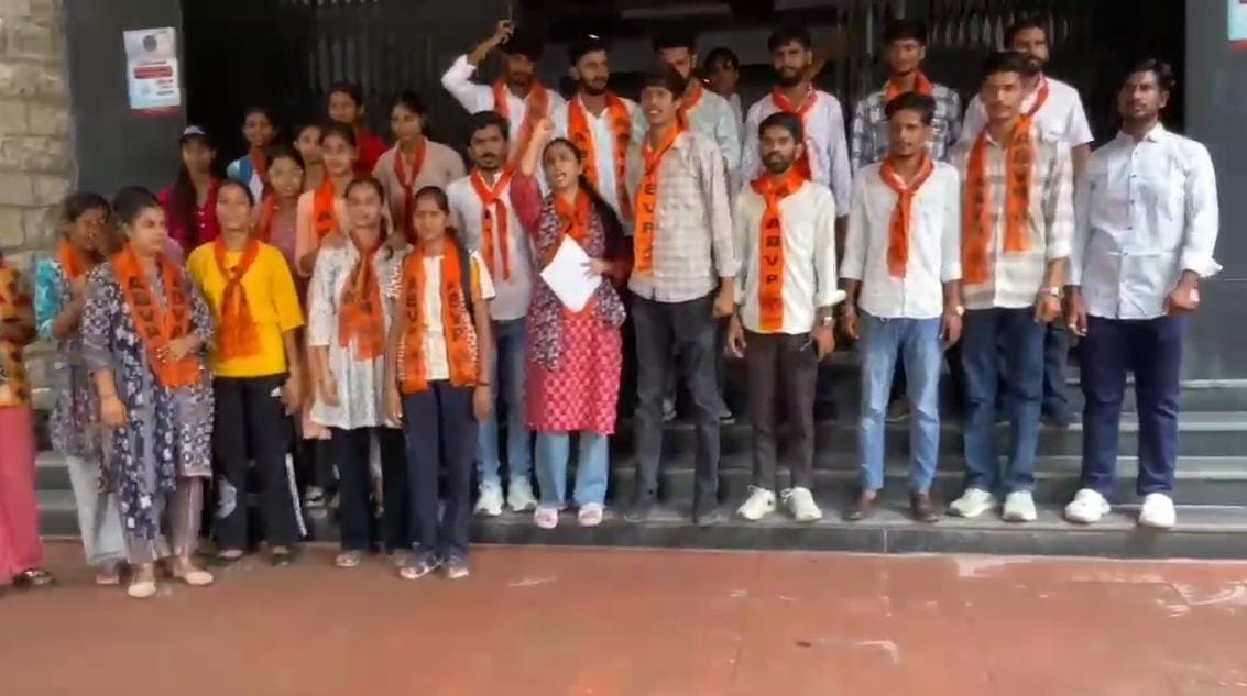 चित्तौड़गढ़ - मेवाड़ विश्वविद्यालय में फर्जी डिग्री प्रकरण को लेकर एबीवीपी का प्रदर्शन, उच्च शिक्षा मंत्री के नाम सौंपा ज्ञापन