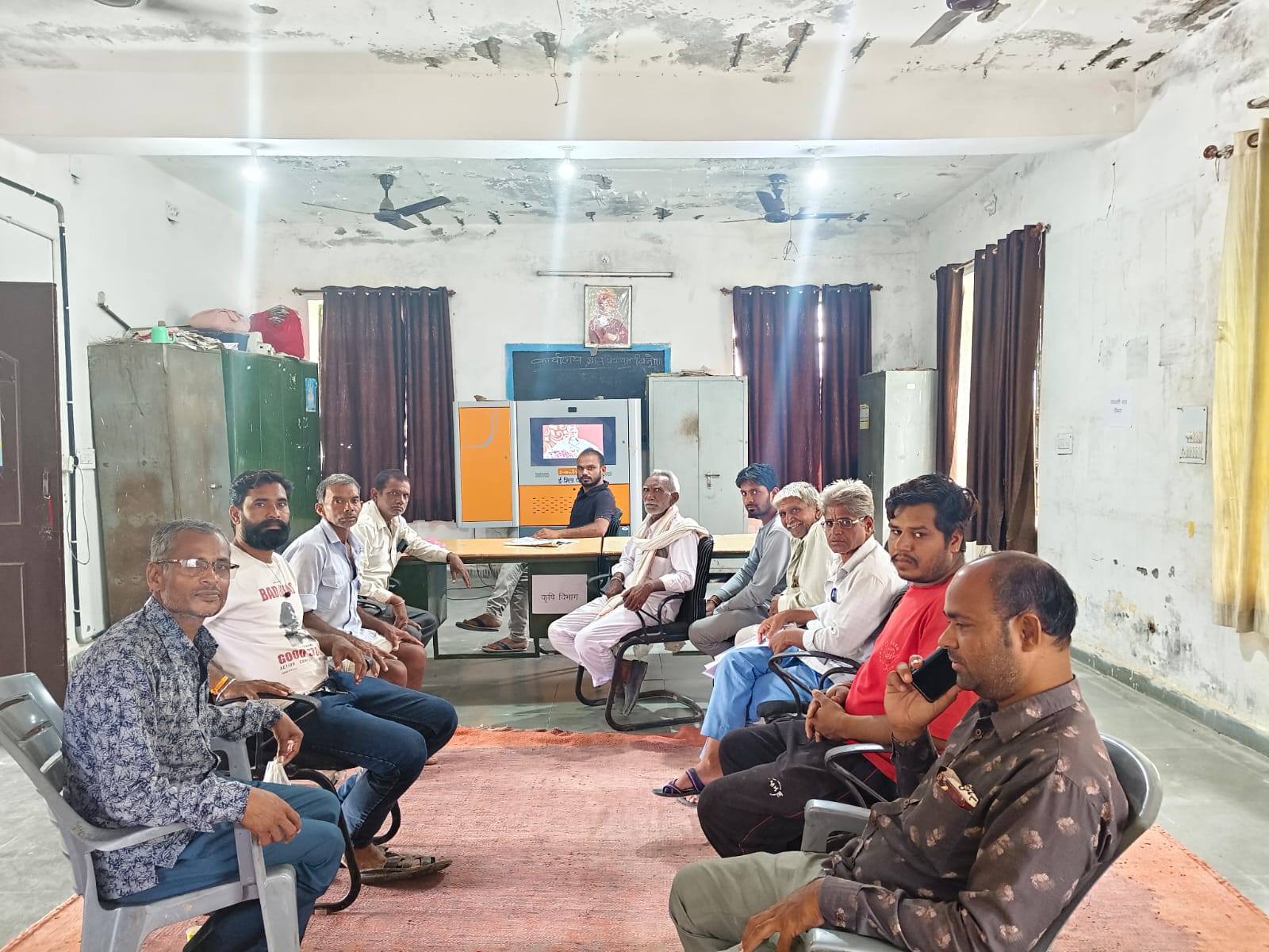  ‌ चित्तौड़गढ़ / बिनोता - पीएम सम्मान निधि योजना का ई-मित्र प्लस मशीन पर देखा लाइव प्रसारण 