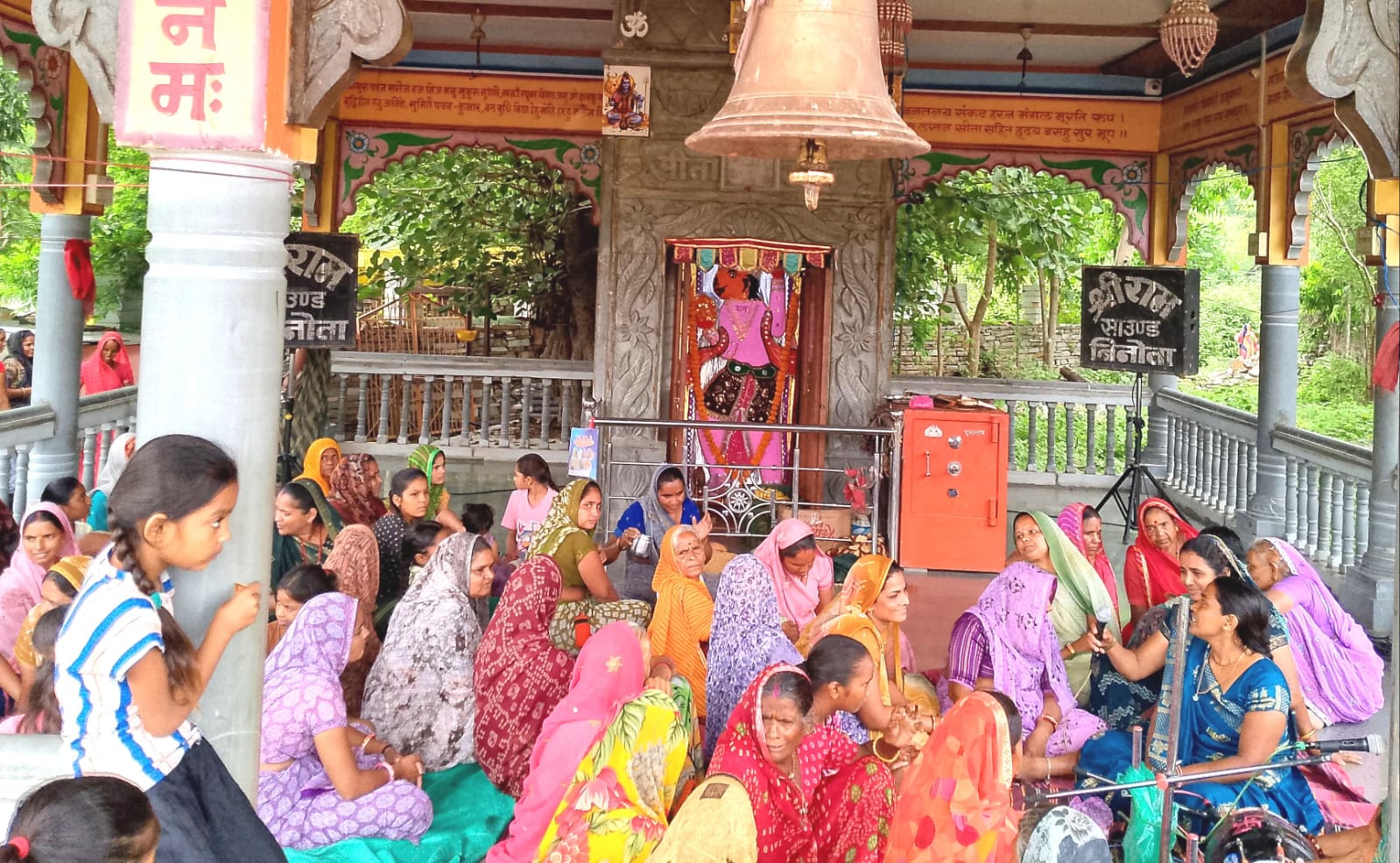 चित्तौड़गढ़ / बिनोता - खेड़ापति बालाजी मंदिर पर महिला मंडल ने किया भजन-कीर्तन, क्षेत्र की सुख-शांति की कामना