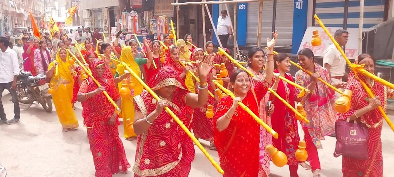 चित्तौड़गढ़ - वेद विद्यालय व विहिप के तत्वावधान ने निकाली कावड़ यात्रा, सेगवा महादेव में हुआ अभिषेक