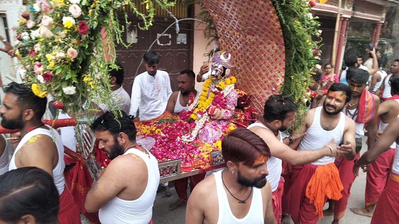  चित्तौड़गढ़ / निंबाहेड़ा - भक्तों से मिलने शाही सवारी पर निकले भोलेनाथ:महाकाल की तर्ज पर निंबाहेड़ा में निकली शाही सवारी, भोलेनाथ के जयकारों से गुंजा नगर