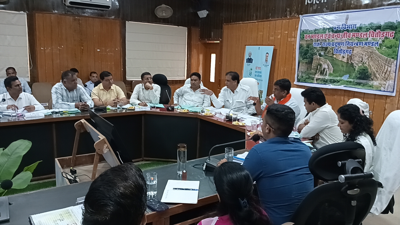 चित्तौड़गढ़ - वन मंत्री ने ली समीक्षा बैठक, चौकी-नाकों के निरीक्षण व जर्जर भवनों के स्थान पर नवीन भवनों के प्रस्ताव भेजने के निर्देश