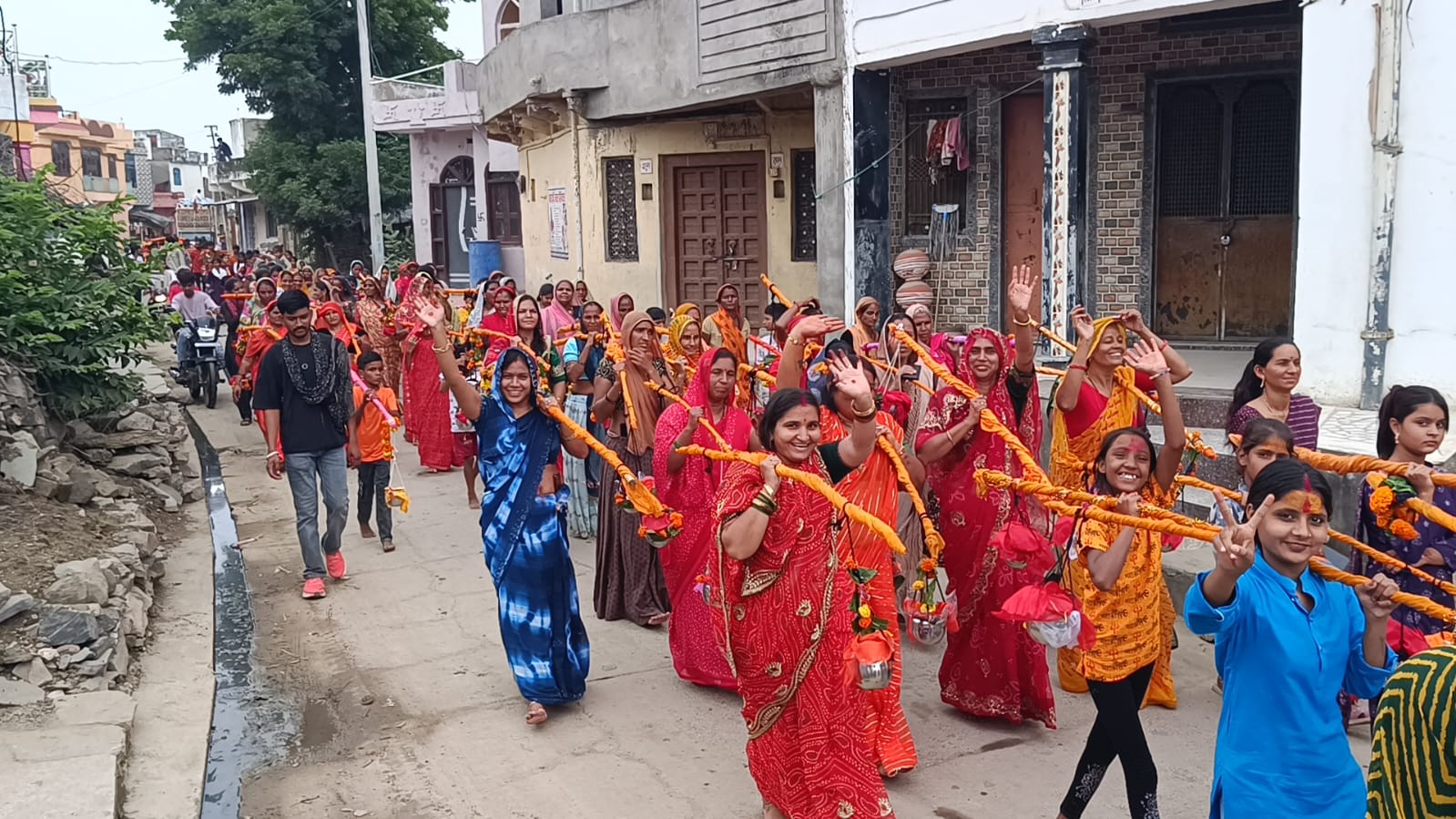 चित्तौड़गढ़ / राशमी - 251 कावड़ियों ने मातृकुंडिया से जल लाकर झाड़ेश्वर महादेव का किया  जलाभिषेक