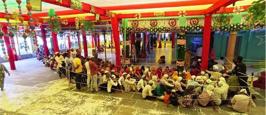  चित्तौड़गढ़ / कपासन - हजरत दीवाने शाह की भूमीगत मज़ार के दर्शन हेतु लगी कतारे, फुकरा हज़रात को दी विदाई
