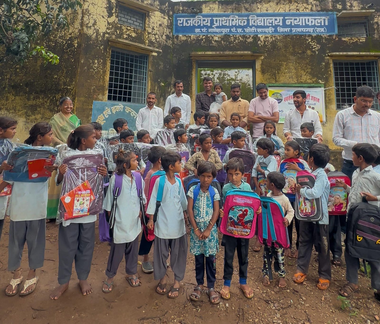 प्रतापगढ़ / छोटीसादड़ी - नयाफला विद्यालय में बच्चों संग बांटी खुशी, 31 बच्चों को स्कूल बैग और स्टेशनरी सामग्री की वितरित