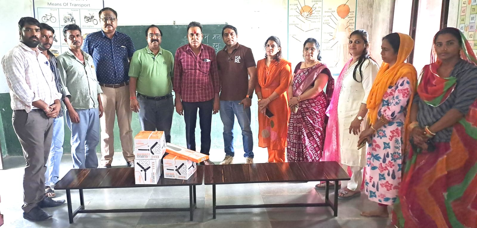  चित्तौड़गढ़ / बिनोता - रणछोड़पुरा और सापलिया स्कूल में भामाशाह ने भेंट किए टेबलें और पंखे