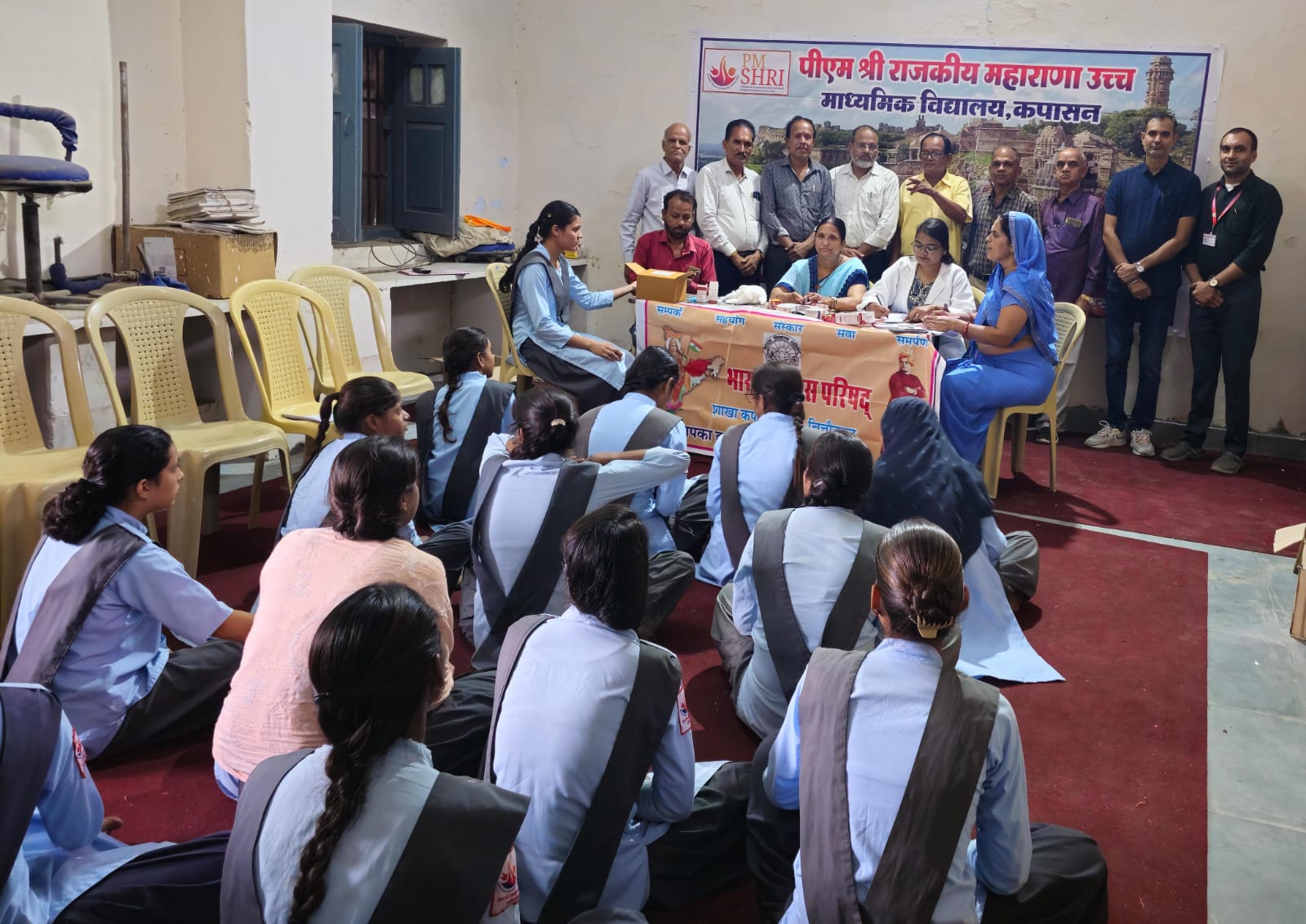 चित्तौड़गढ़ / कपासन - पीएम श्री विद्यालय में एनीमिया मुक्त अभियान के तहत बालिकाओं की हीमोग्लोबिन जांच कर दी दवा