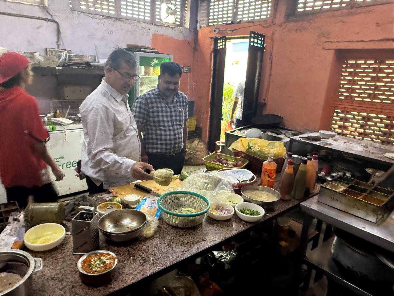 पाली/ त्योहारी सीजन में रंगीन मिठाइयों पर सख्ती, 182 किलो मिठाई नष्ट