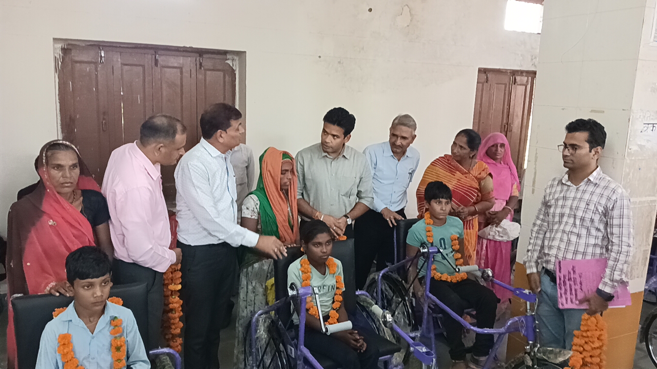 चित्तौड़गढ़ - विशेष आवश्यकता वाले बच्चों को वितरित किए गए कृत्रिम अंग, सहायक उपकरण एवं अधिगम सामग्री