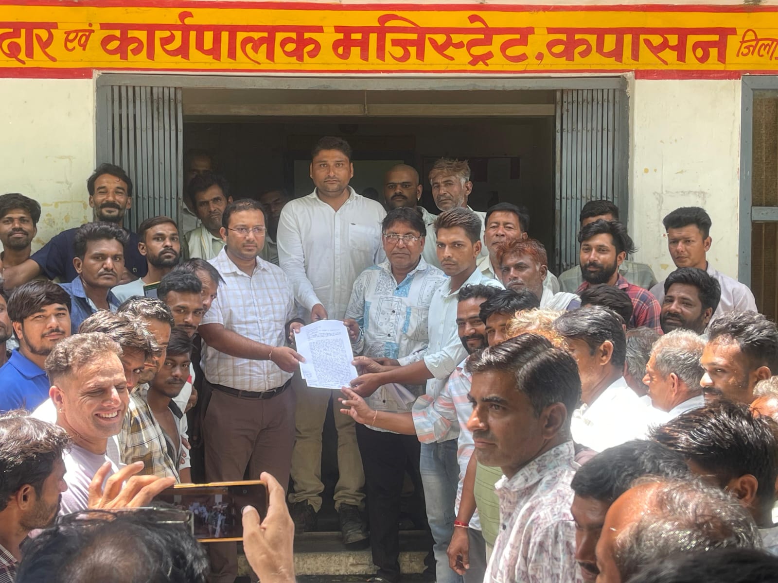  चित्तौड़गढ़ / कपासन - बिलानाम एवं आबादी भूमि सहित विद्यालय के खेल मेदान से अतिक्रमण हटाने की मांग 