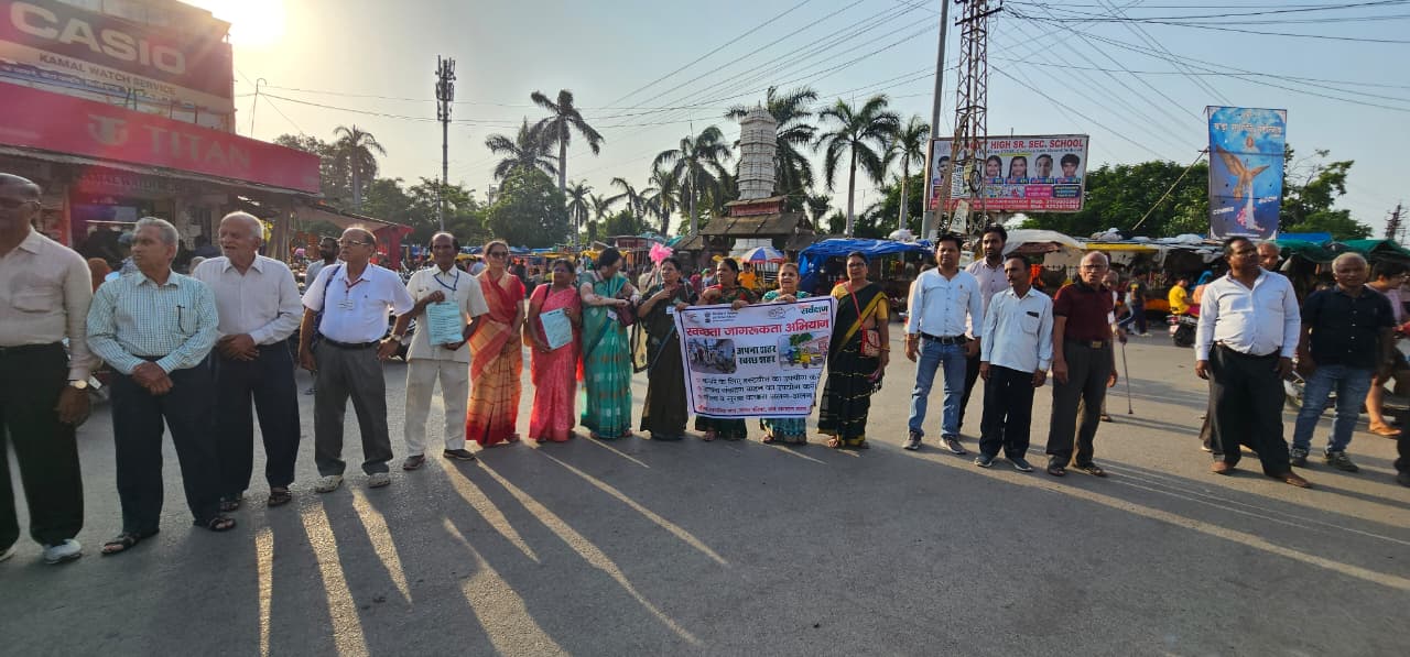  चित्तौड़गढ़ - स्वच्छता रैली का हुआ आयोजन, आमजन को फुल देकर की स्वच्छता की अपील