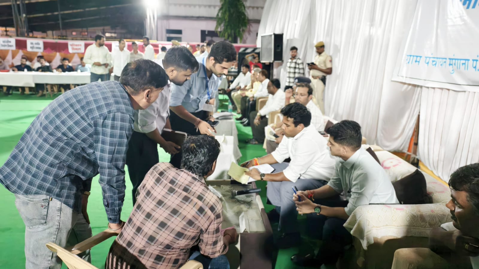  चित्तौड़गढ़ - जिला कलक्टर ने रात्रि चौपाल में सुनी ग्रामीणों की समस्याएं, अधिकांश मामलों का मौके पर निस्तारण